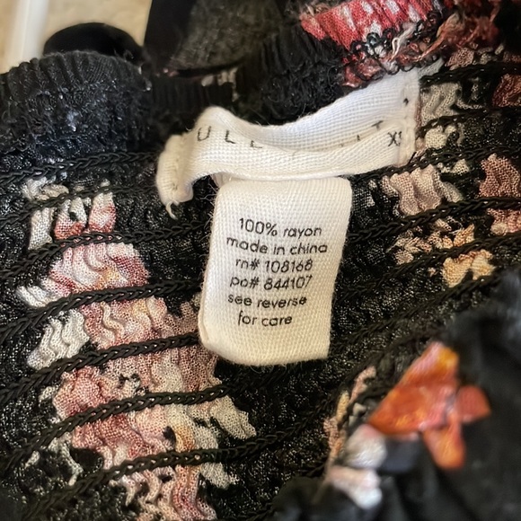 Cute black flowy floral button up crop top never worn retails $20 selling $10 - Picture 3 of 3